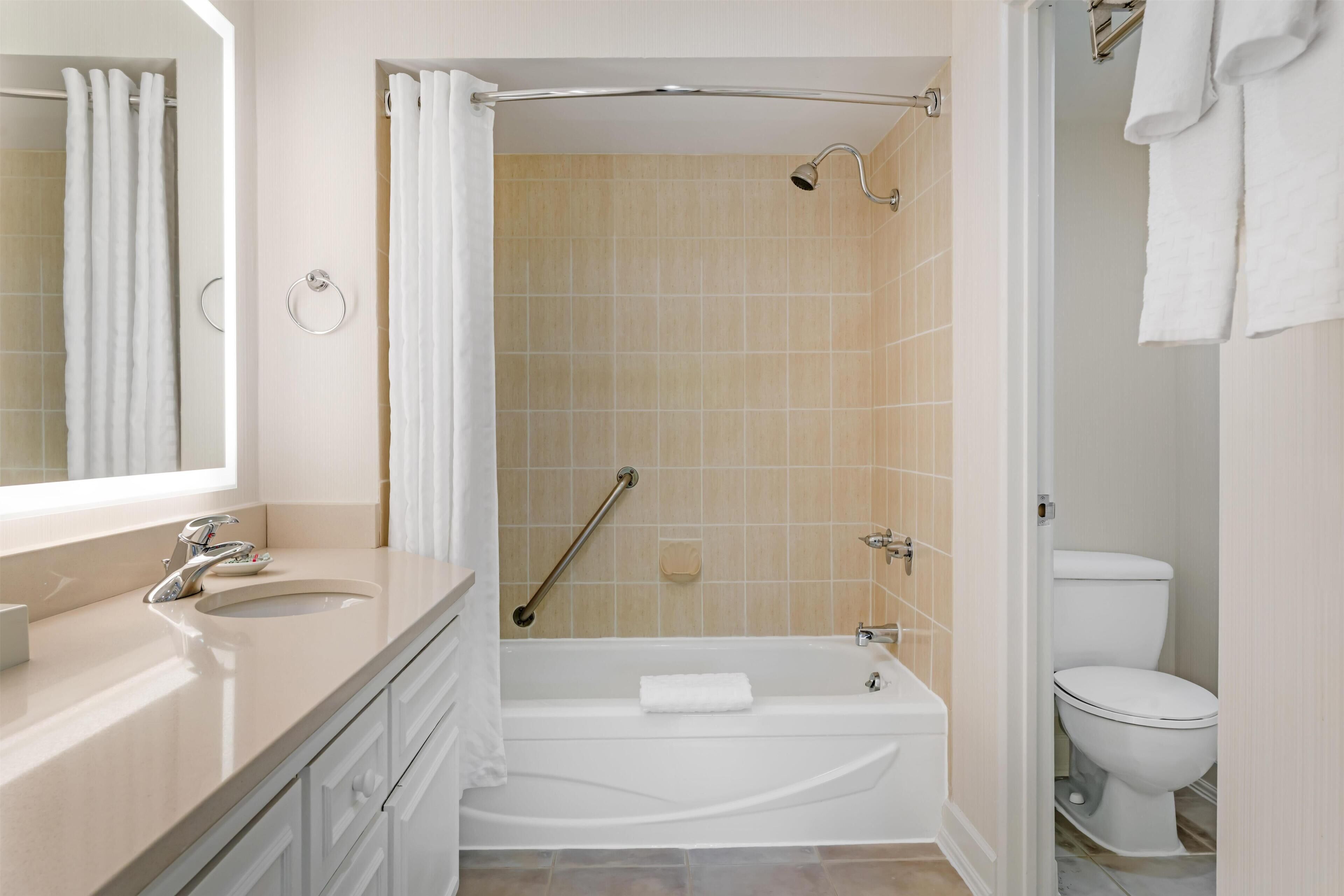Un baño con bañera, inodoro y lavabo.