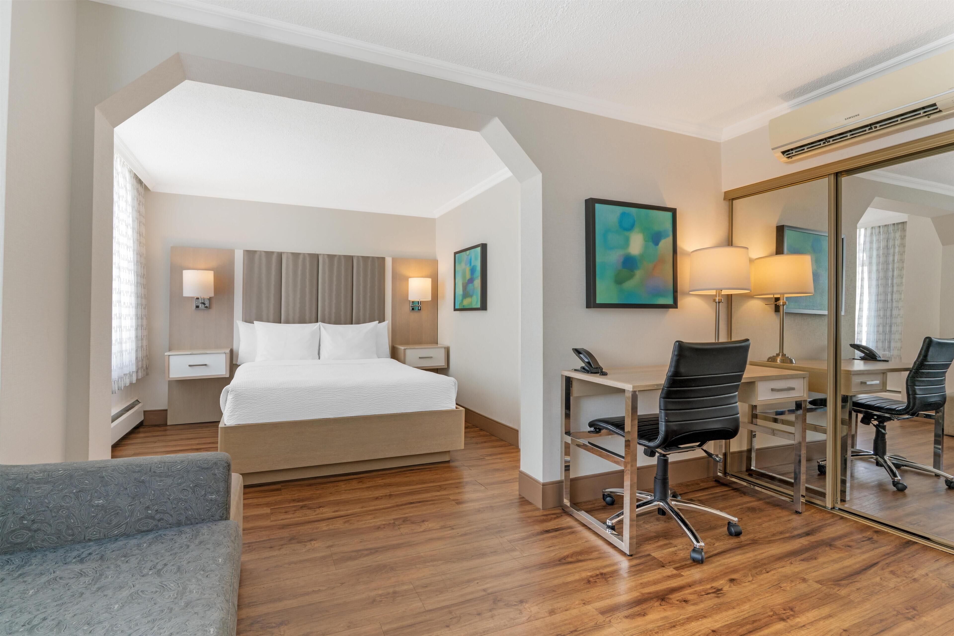 Junior Suite, 1 Queen Bed, Non Smoking, Refrigerator (with Sofabed)