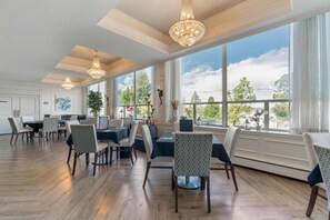 3 restaurants servant le déjeuner, le dîner, le souper et le brunch