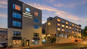 Un hôtel moderne, reconnaissable à son enseigne bien visible, à ses nombreuses fenêtres et à sa façade attrayante.