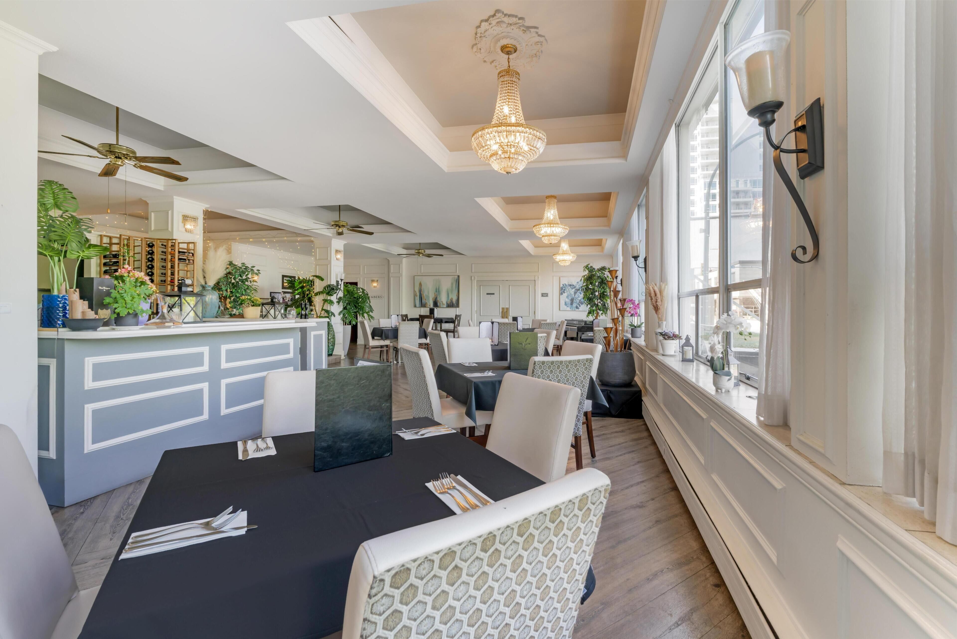 3 restaurants; breakfast, lunch, dinner, and brunch served