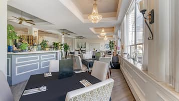 3 restaurants; breakfast, lunch, dinner, and brunch served