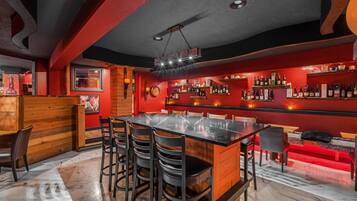 3 restaurants; breakfast, lunch, dinner and brunch served