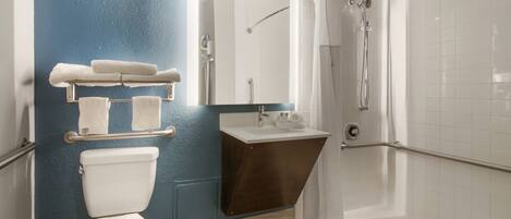 Ein Badezimmer mit Toilette, Waschbecken und Dusche.