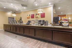 Free daily buffet breakfast - Clarion Inn Asheville Airport (Arden)