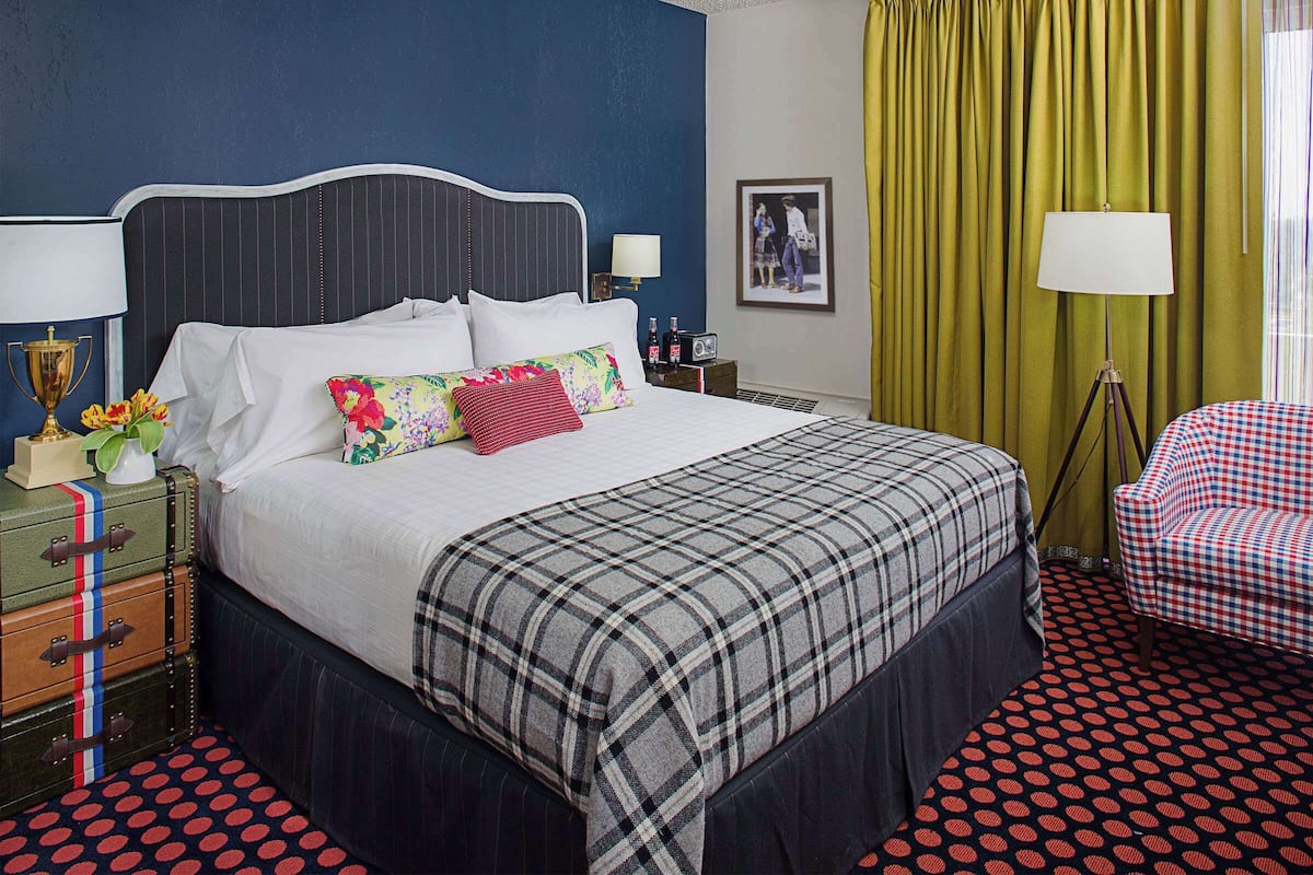 Room, 1 King Bed | Premium bedding, pillowtop beds, in-room safe, desk