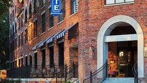 A brick building with a sign reading "GRADUATE" and a staircase leading to the entrance. - Graduate by Hilton Oxford (Oxford)