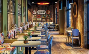 2 restaurantes; se sirven desayunos, almuerzos y cocina americana 