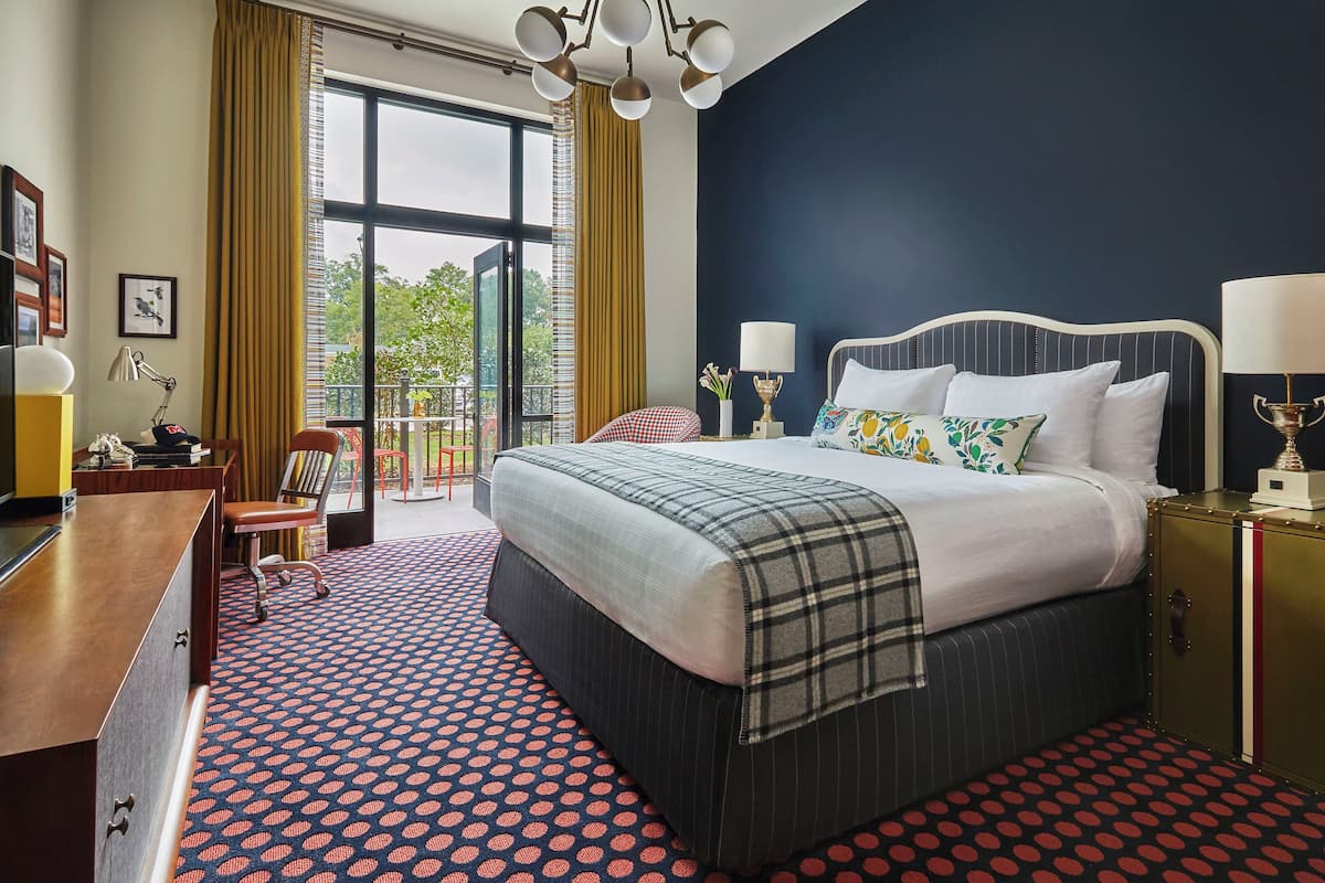 Room, 1 King Bed, Patio | Premium bedding, pillowtop beds, in-room safe, desk