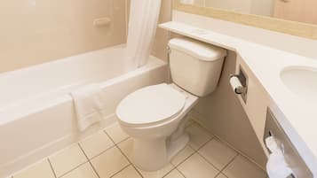 Een badkamer met een bad, toilet en wastafel.