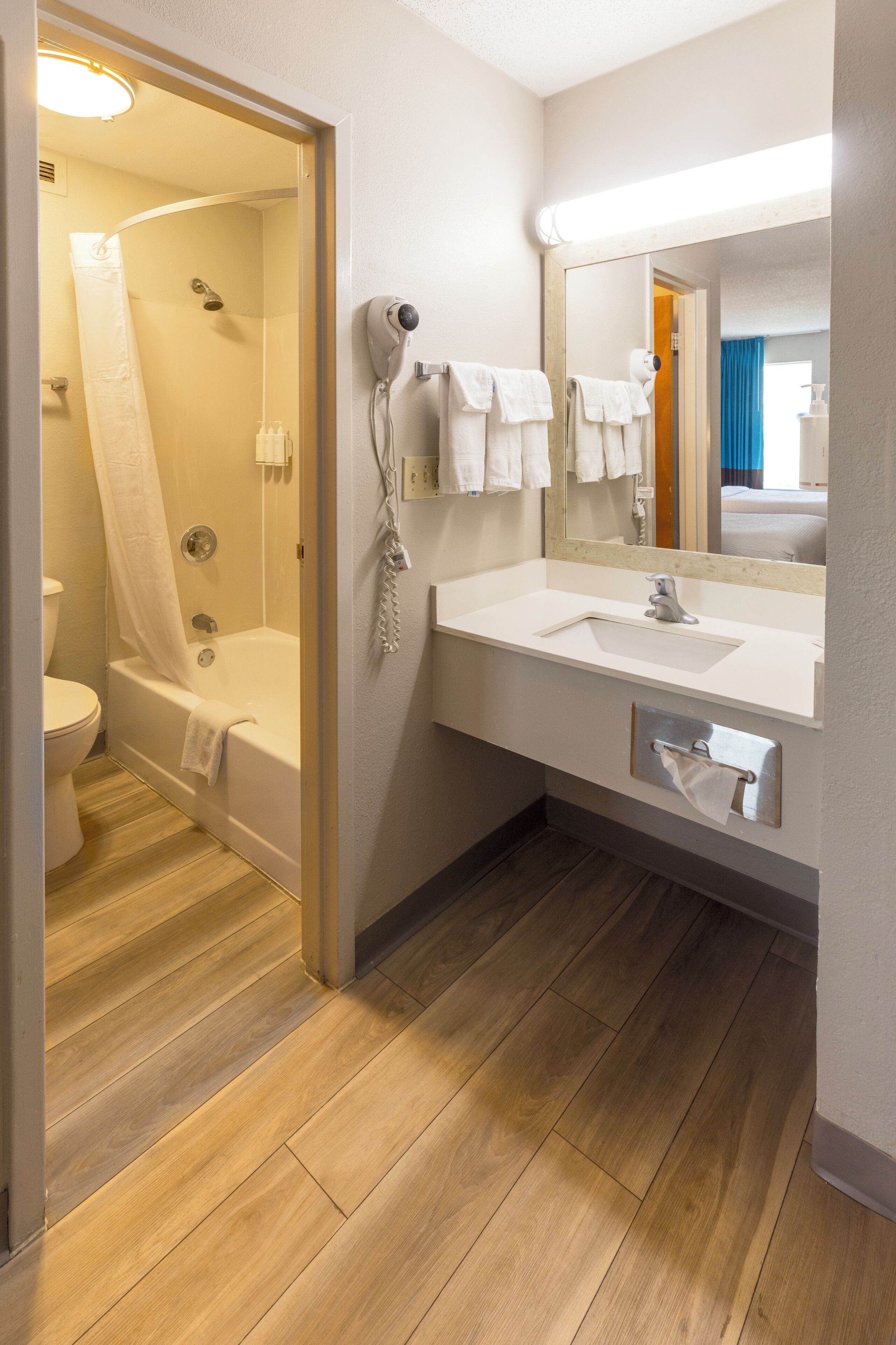 Tina con regadera, amenidades de baño gratuitas, secadora de cabello 