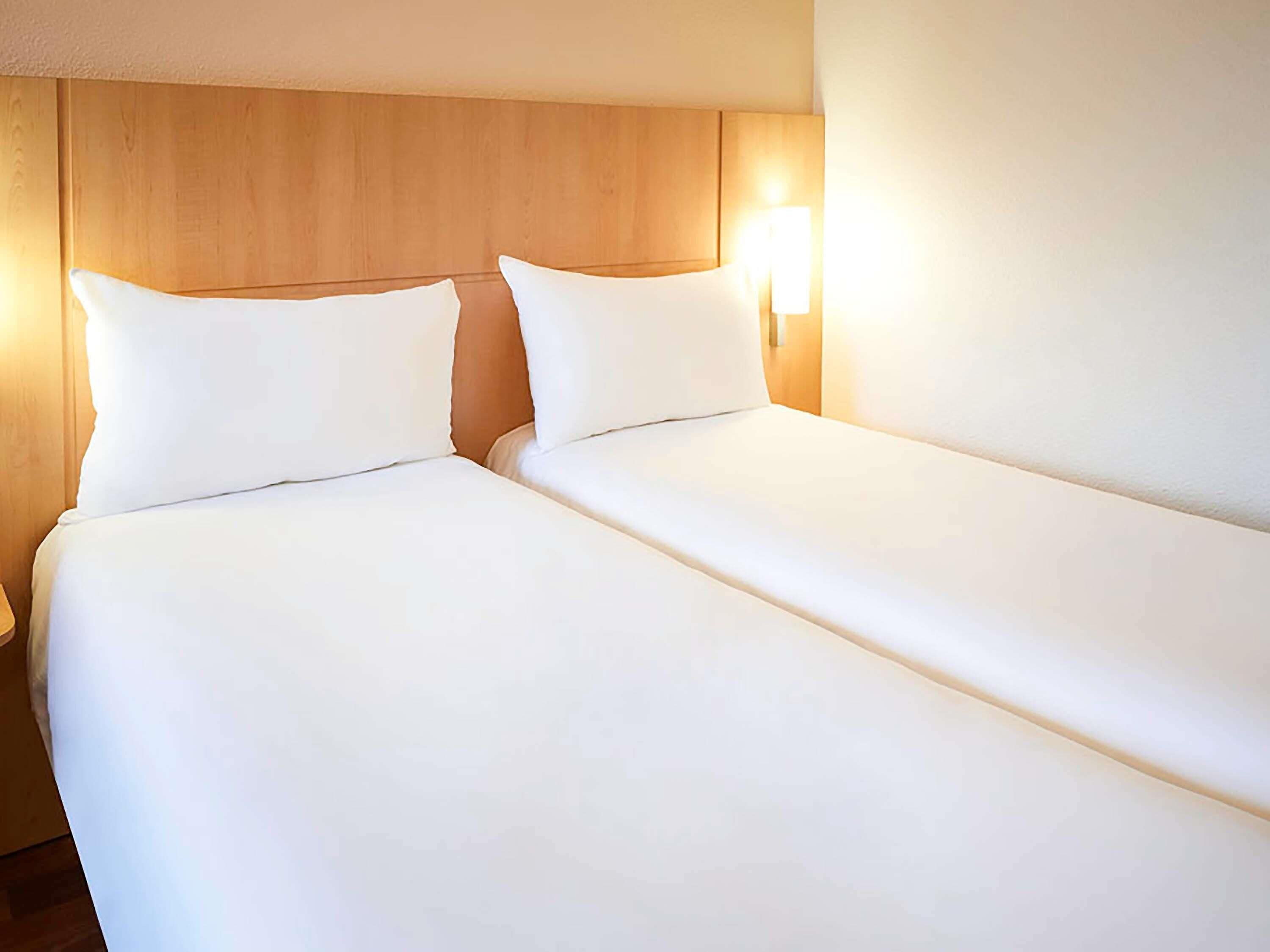 Habitación estándar con 2 camas individuales, 2 camas individuales | Ropa de cama de alta calidad y escritorio 