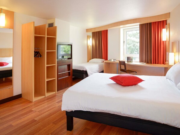 客房 | 高級寢具、書桌、筆電工作空間、遮光布/窗簾