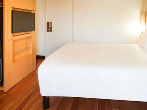 Habitación doble estándar, 1 cama matrimonial | Ropa de cama de alta calidad y escritorio 