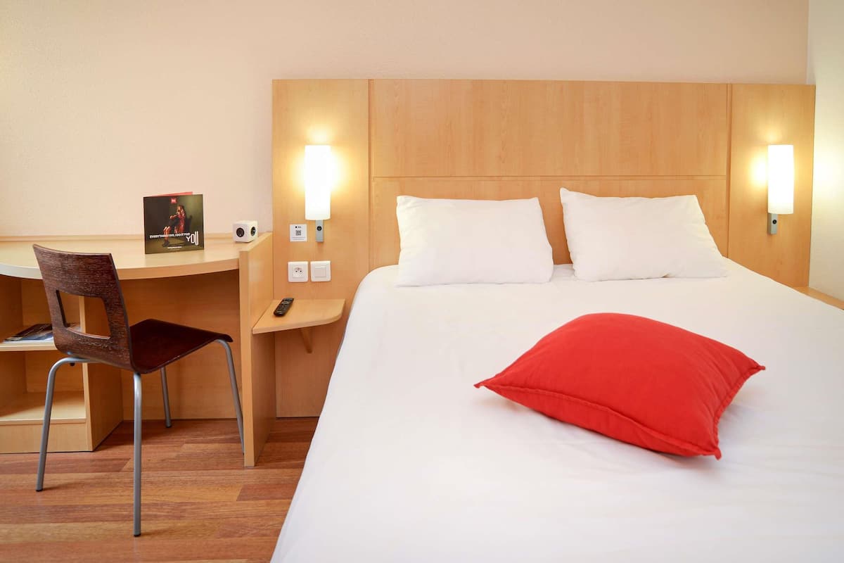 Chambre Double Standard, 1 lit double | Literie de qualité supérieure, bureau