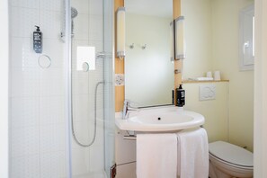 Een douche,  milieuvriendelijk toiletgerief, een haardroger, handdoeken