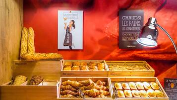 Dagelijks ontbijtbuffet (EUR 13.90 per persoon)