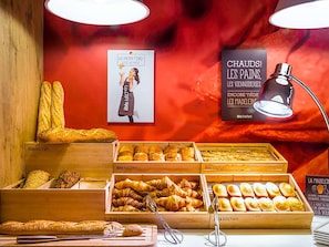 Se ofrece un desayuno bufé (13.90 EUR por persona)