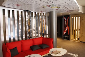 Coin salon dans le hall