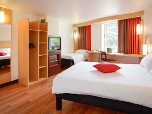 Habitación accesible con cama doble y cama individual. | Ropa de cama de alta calidad y escritorio 