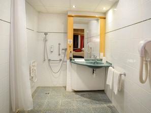 Habitación accesible con cama doble y cama individual. | Ropa de cama de alta calidad y escritorio