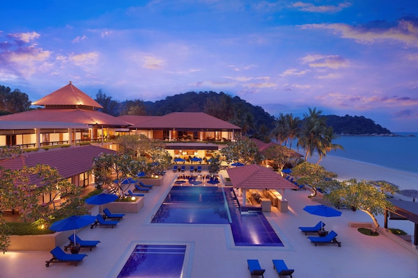 2 AuĂenpools, geöffnet von 08:00 Uhr bis 20:00 Uhr, Sonnenschirme