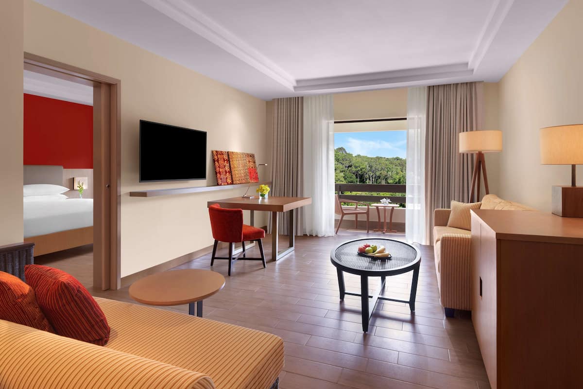 Family Room, 1 King Bed with Sofa bed | Free minibar, in-room safe, desk, laptop workspace