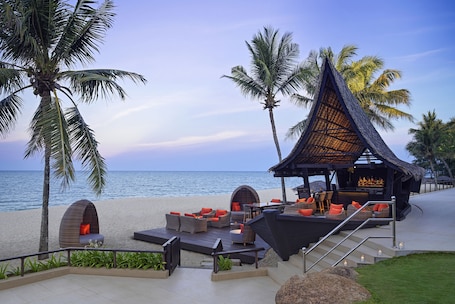 3 bars/lounges, swim-up bar, poolside bar, beach bar. Hyatt Regency Kuantan Resort