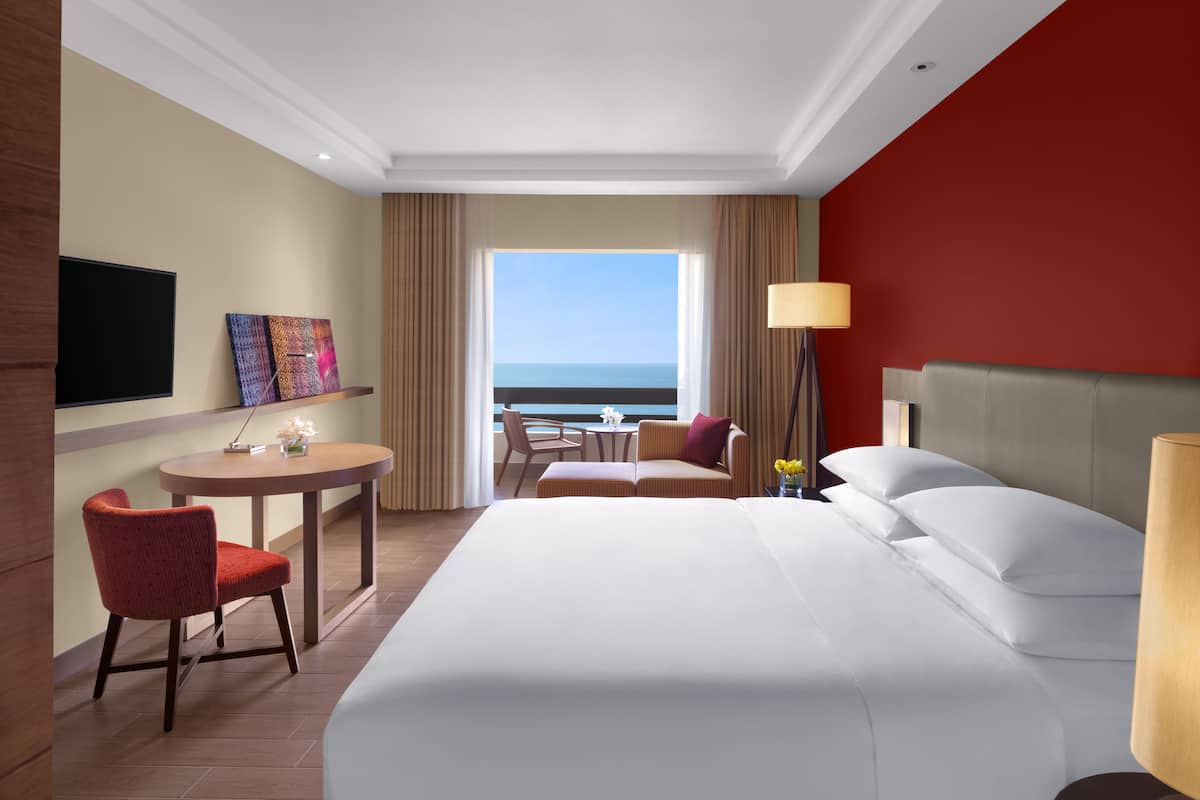 Standard Room, 1 King Bed, Sea View | Free minibar, in-room safe, desk, laptop workspace