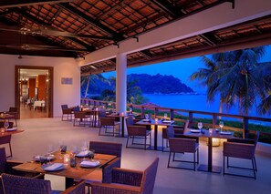 3 restaurants servant le petit déjeuner, spécialités Cuisine malaisienne