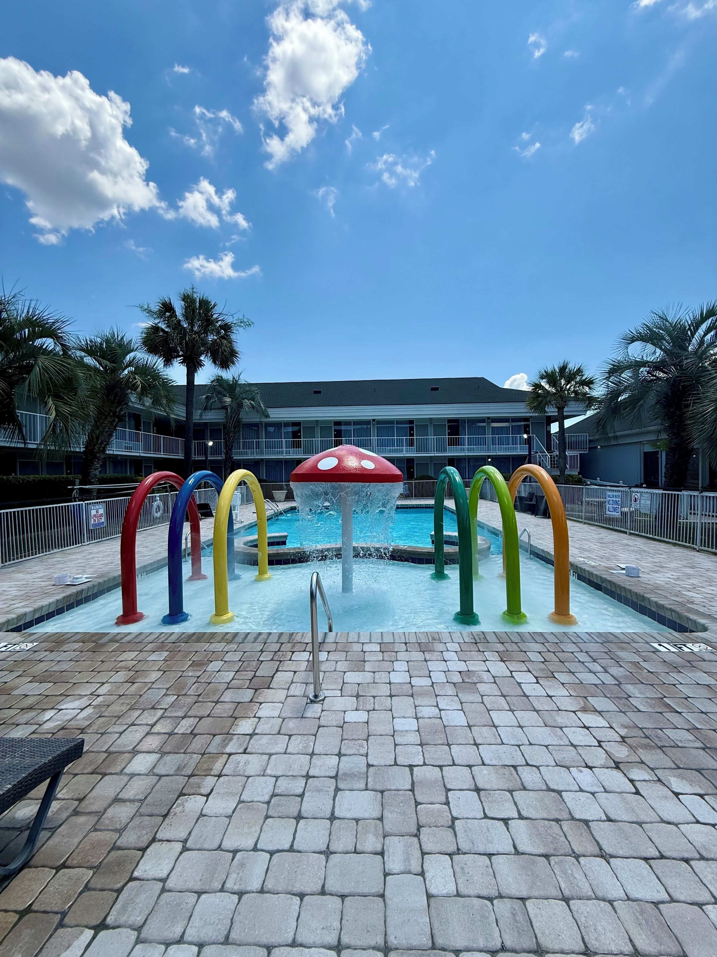 Una piscina al aire libre de temporada, sombrillas