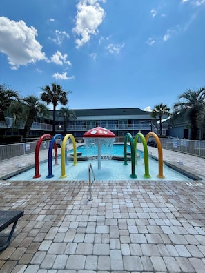 Seasonal outdoor pool, pool umbrellas - Quality Inn & Suites Georgetown (Georgetown)