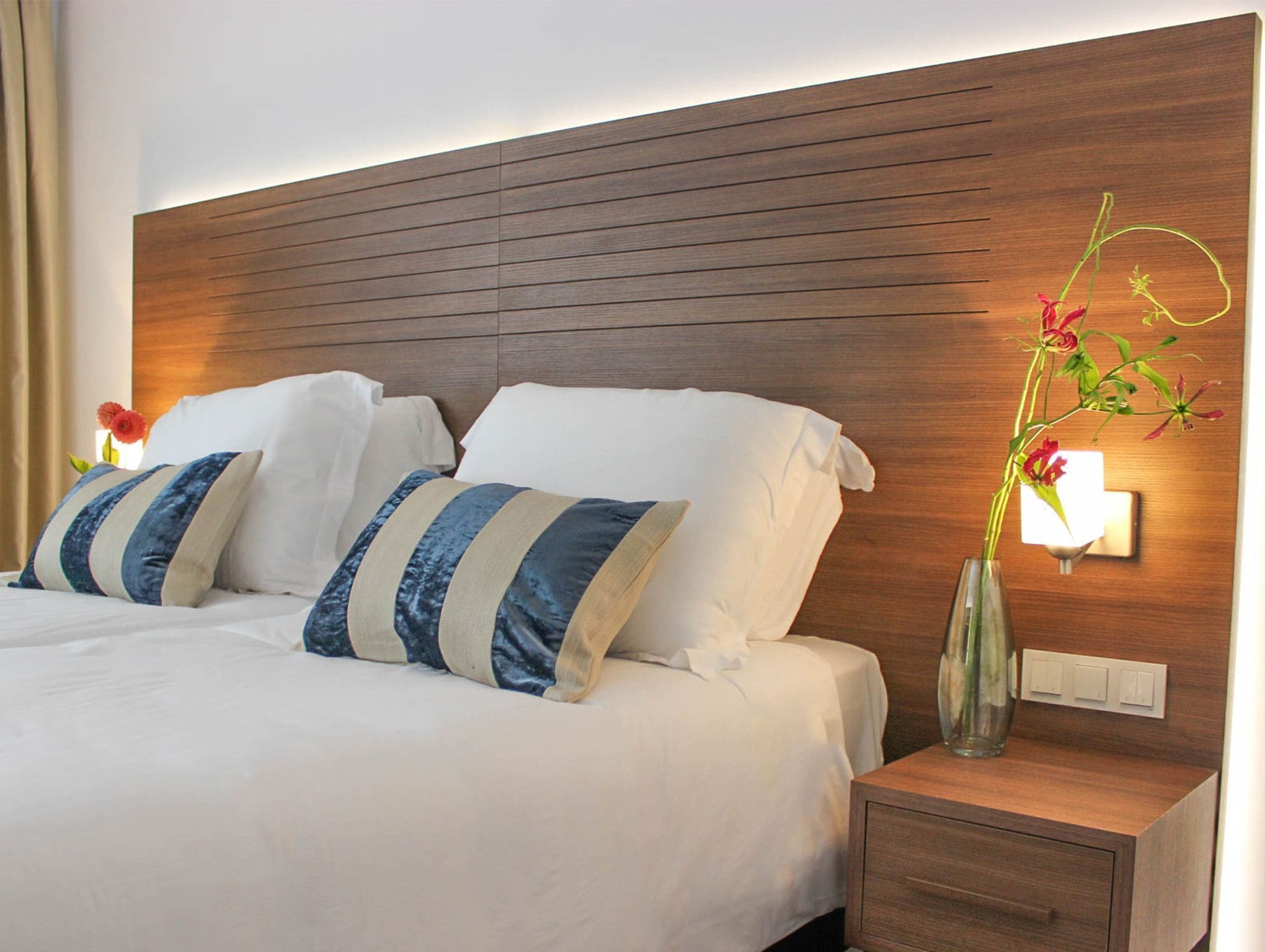 Standaard tweepersoonskamer | Een kluis op de kamer, een bureau, een strijkplank/strijkijzer