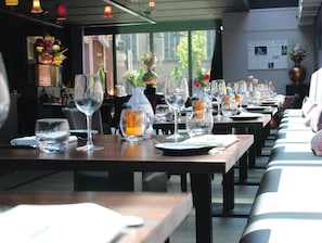 Serveert ontbijt, lunch, diner, openlucht dineren 