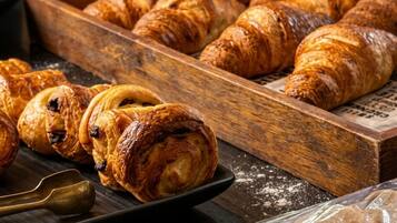 Frokostbuffé hver dag (mot et tillegg)