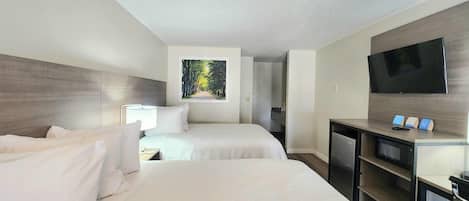 Chambre Standard, 2 grands lits | Surmatelas, bureau, rideaux occultants, fer et planche Ă repasser