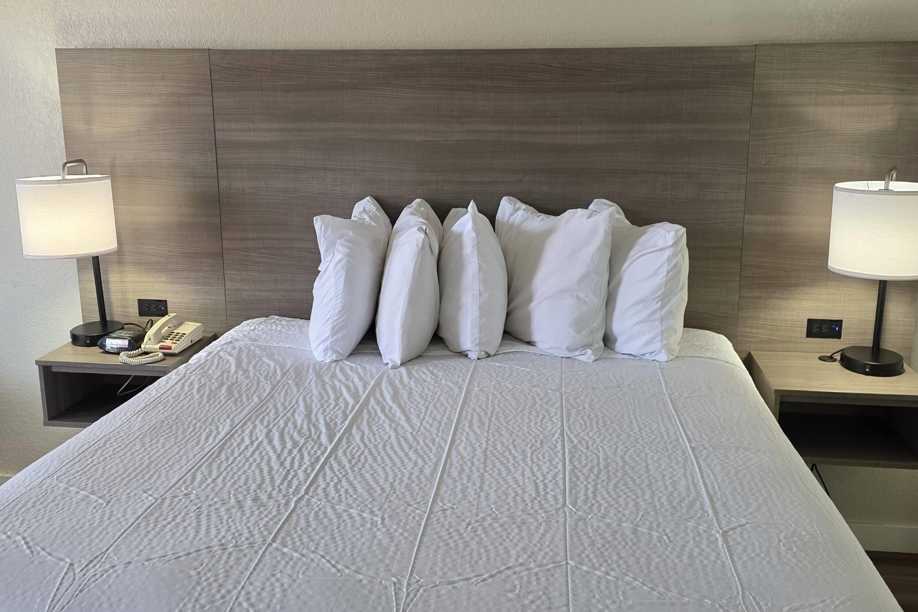 Quarto standard, 1 cama Queen | Camas com colchões pillow-top, escrivaninha, cortinas blackout