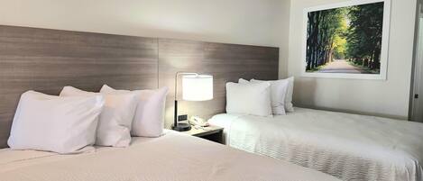 Surmatelas, bureau, rideaux occultants, fer et planche à repasser