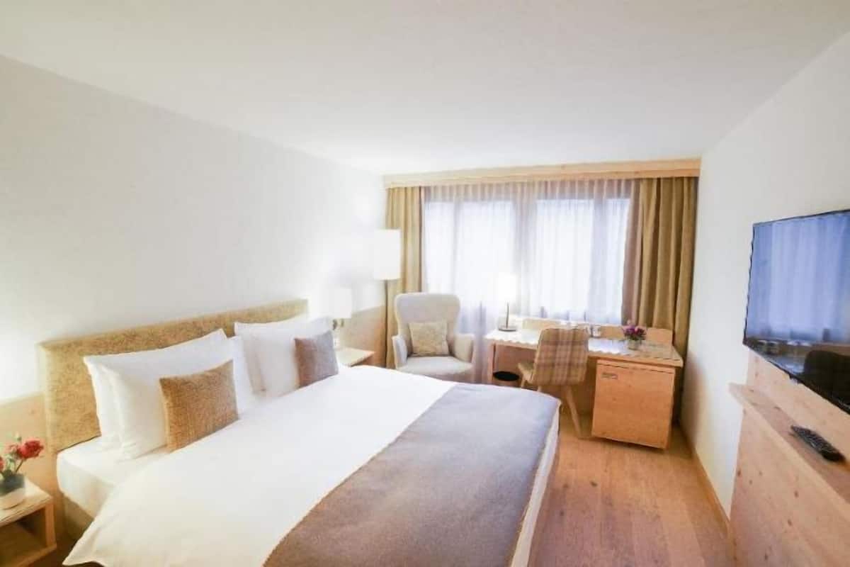 1 bedroom, hypo-allergenic bedding, minibar, in-room safe