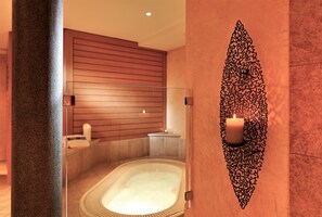 Indoor spa tub