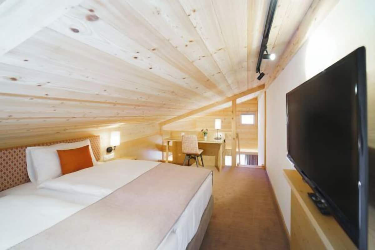 1 bedroom, hypo-allergenic bedding, minibar, in-room safe