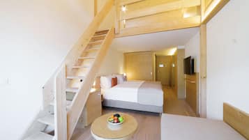 Hypo-allergenic bedding, minibar, in-room safe, desk