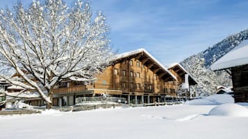 Vista frontal de la propiedad