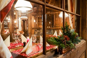 2 restaurants servant le déjeuner, spécialités Cuisine internationale