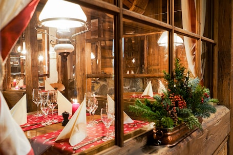 2 restaurants, lunch, dinner served; international cuisine