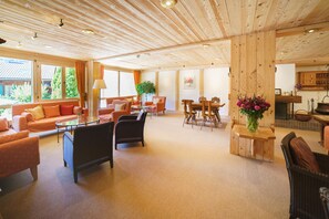 Bar-salon dans le hall