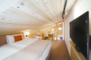 1 bedroom, hypo-allergenic bedding, minibar, in-room safe