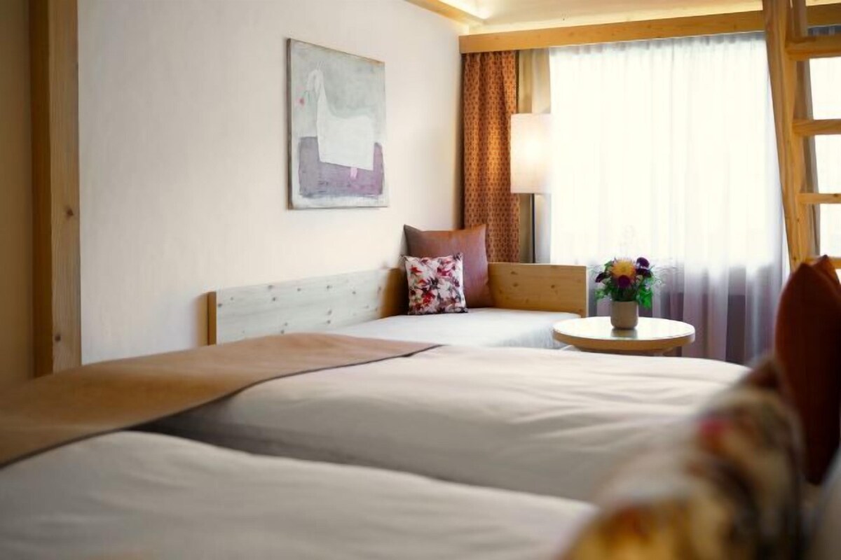 Hypo-allergenic bedding, minibar, in-room safe, desk