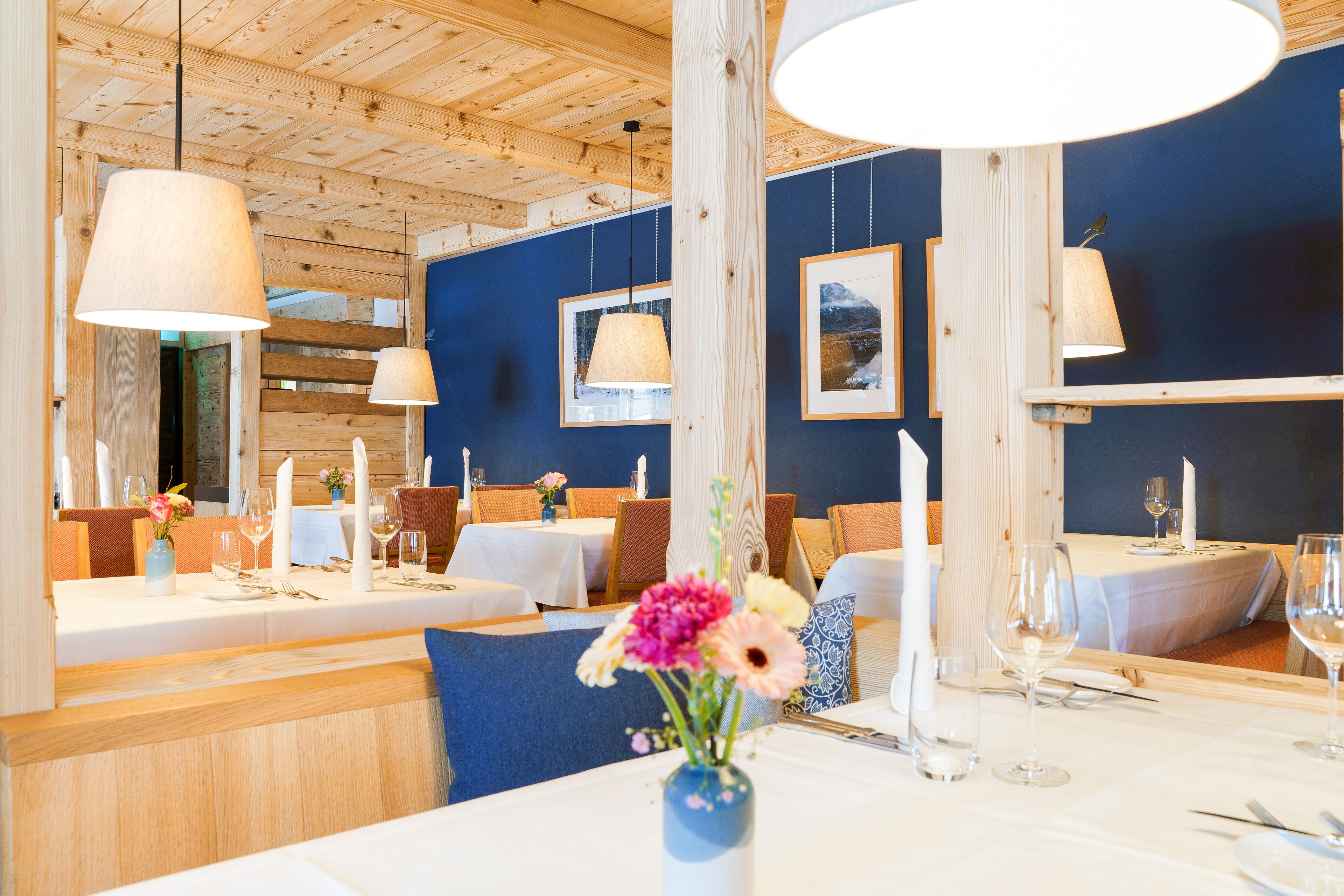 2 restaurants, lunch, dinner served; international cuisine