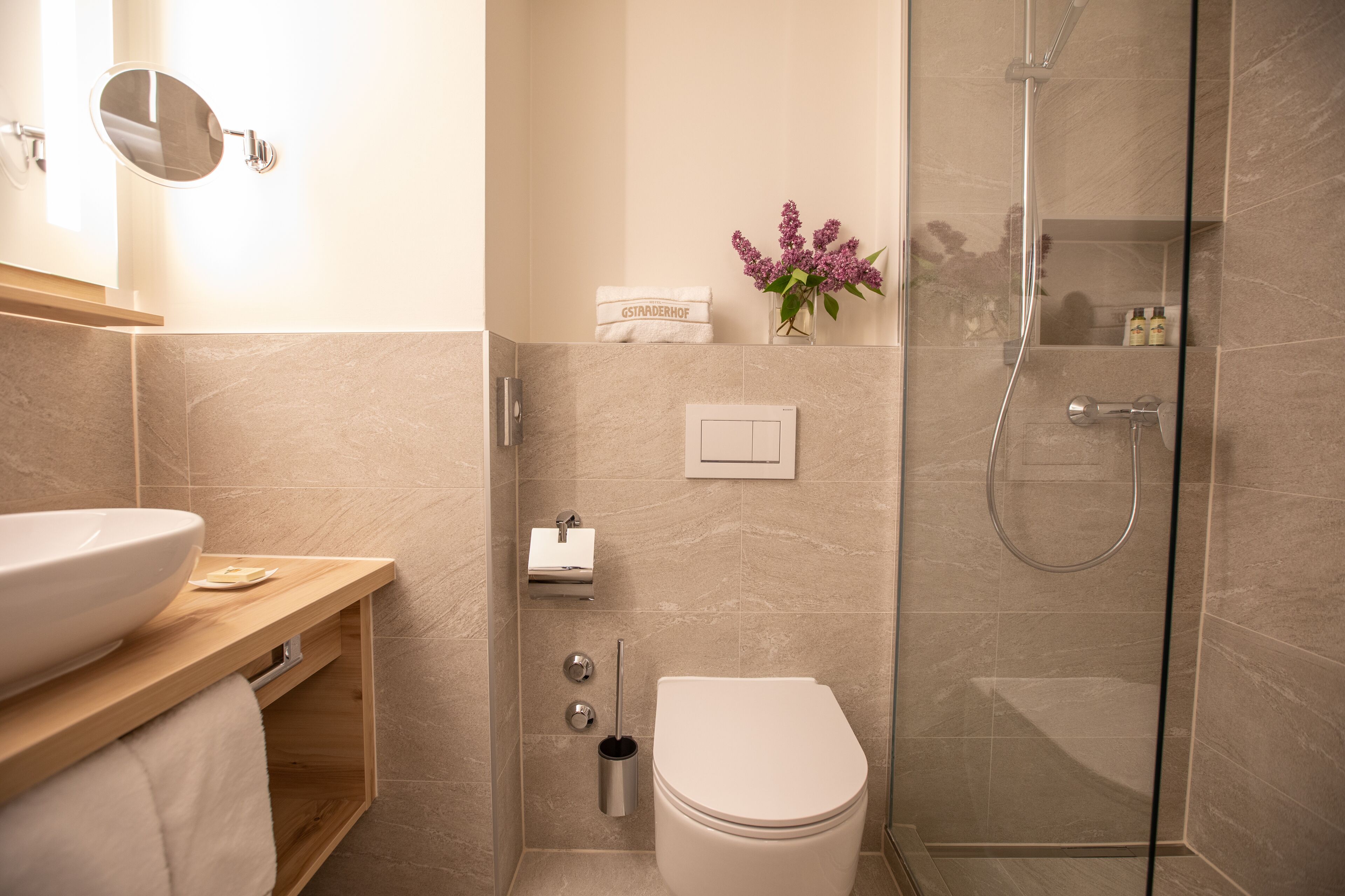 combined shower/bathtub, hair dryer, bathrobes, slippers